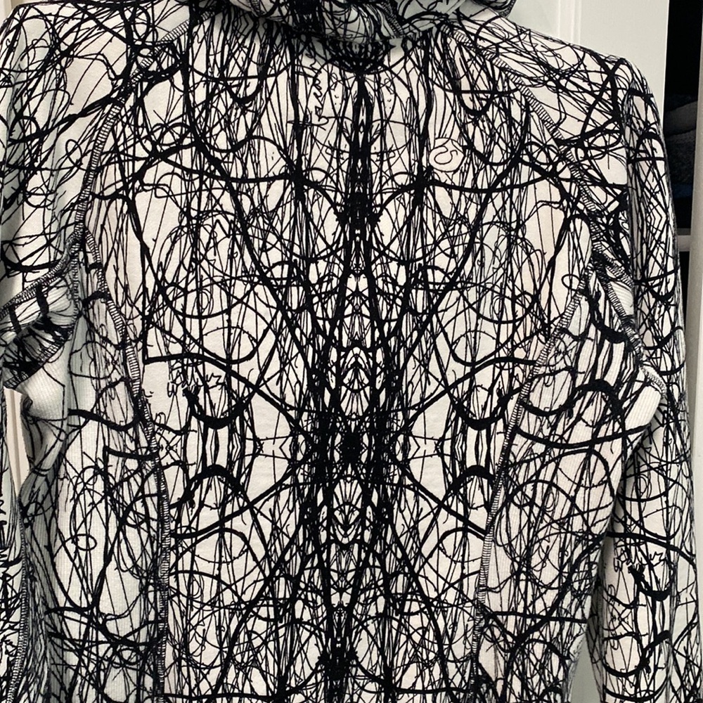 Beautiful Lululemon Scuba size 8 - Picture 12 of 16